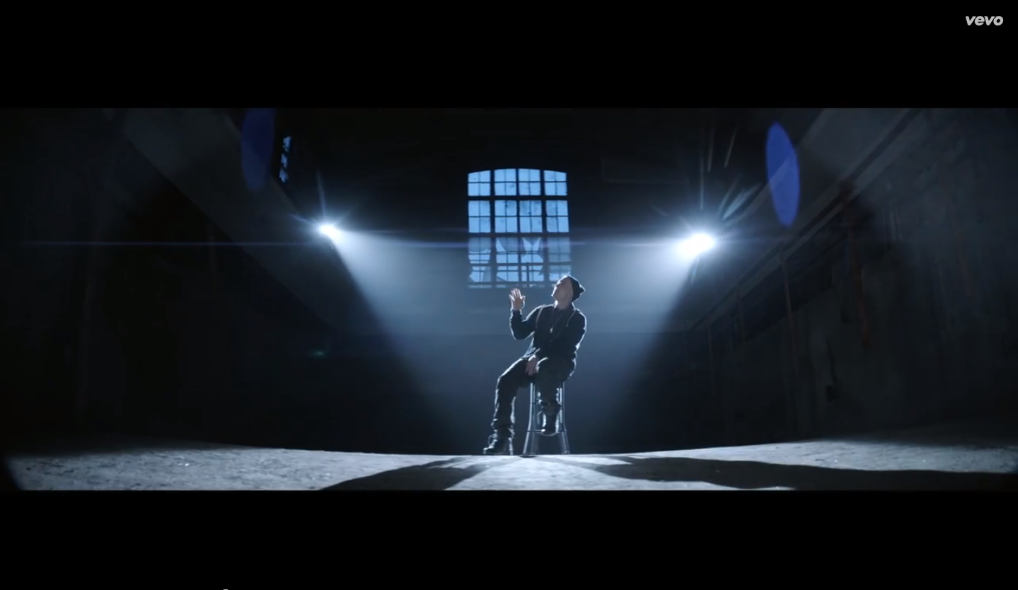 Sia. Guts over fear картина. Sia. Эминем клипы. Sia guts over fear.